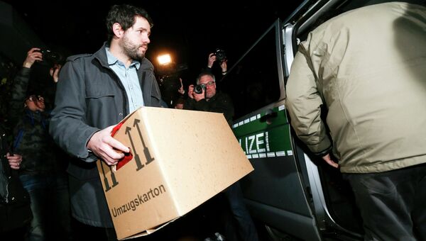 Немецкий полицейский после обыска в доме второго пилота разбившегося самолета авиакомпании Germanwings Андреаса Лубитца в Дюссельдорфе