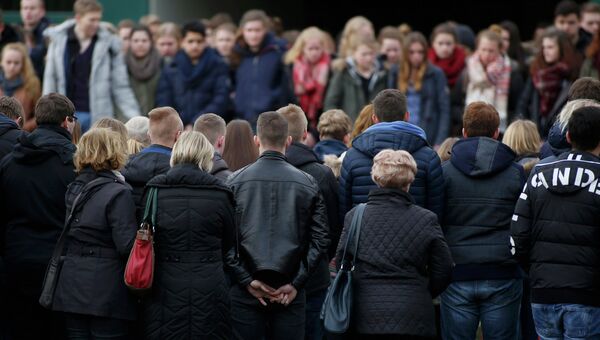 Люди почтили минутой молчания погибших подростков из средней школы в Хальтерн