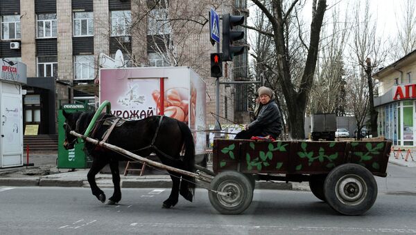 Местные жители на одной из улиц в Донецке. Архивное фото