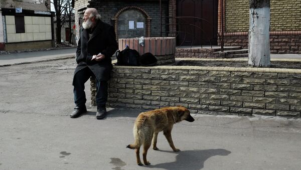 Мужчина на одной из улиц в Дебальцево Донецкой области. Архивное фото