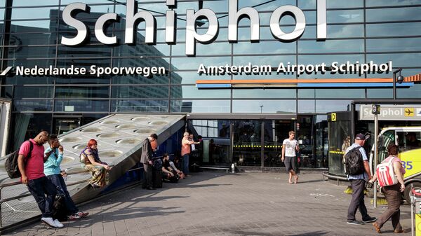 Главный вход в Амстердамский аэропорт Схипхол. Архивное фото