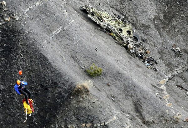 Спасатель спускается с вертолета на место крушения самолета Airbus A320 авиакомпании Germanwings во Франции