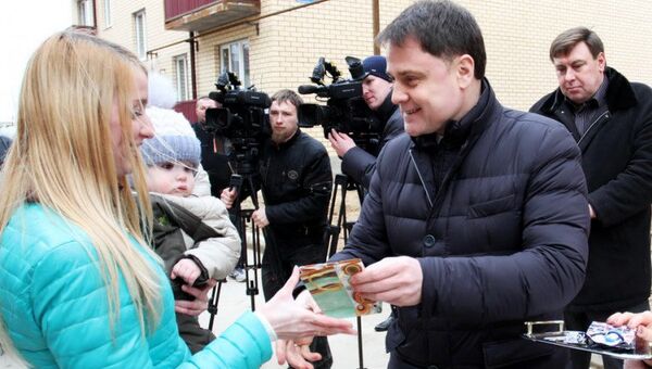 Губернатор Тульской области Владимир Груздев вручил детям-сиротам ключи от новых квартир