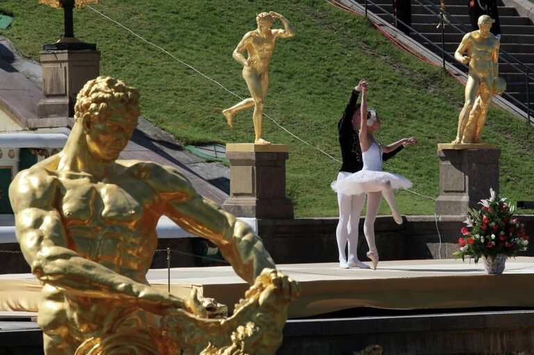 Фонтан Большого каскада Самсон в Государственном музее-заповеднике Петергоф, где проходит торжественная церемония открытия сезона фонтанов