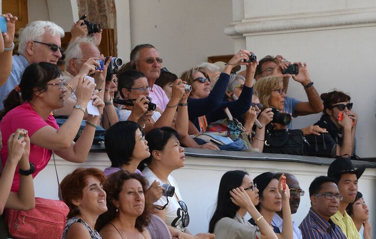 Иностранные туристы на территории Московского Кремля