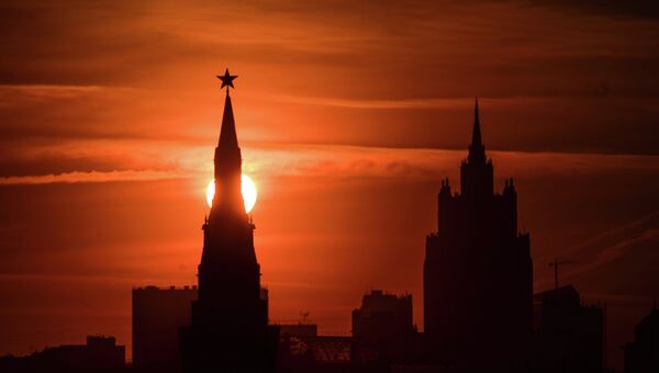 Вид на одну из башен Кремля в Москве. Архивное фото