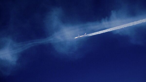 Вид из окна самолета на другой самолет, летящий в небе. Архивное фото