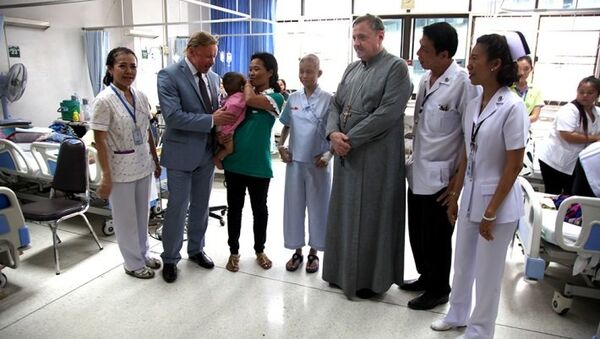 Православные верующие Таиланда вручают пожертвования детскому онкологическому центру