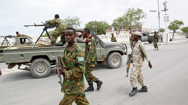 Солдаты армии Сомали патрулируют улицы. Архивное фото