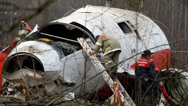 Сотрудник МЧС на месте крушения самолета президента Польши Качиньского. Архивное фото