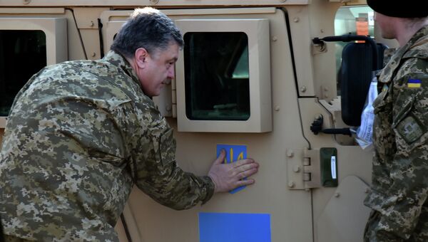 Президент Украины Петр Порошенко встретил первые 10 американских военных вездеходов Humvee в аэропорту Киева. Архивное фото