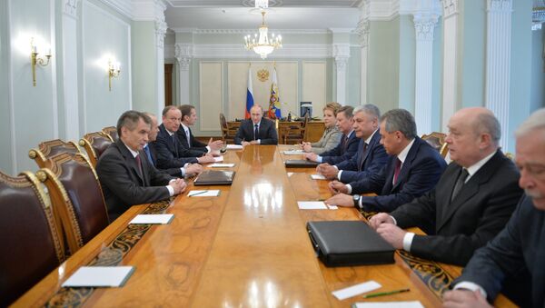 Президент России Владимир Путин (в центре) проводит оперативное совещание с постоянными членами Совета Безопасности РФ. Архивное фото
