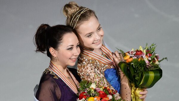 Российские фигуристки Елизавета Туктамышева и Елена Радионова на церемонии награждения на чемпионате мире в Шанхае