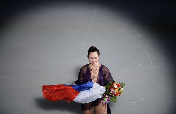 Россиянка Елизавета Туктамышева, завоевавшая золотую медаль в женском одиночном катании на чемпионате мира по фигурному катанию в Шанхае