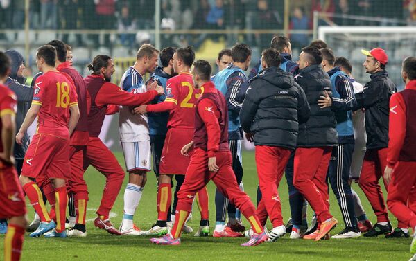 Потасовка между сборной России и игроками Черногории во время матча отборочного турнира чемпионата Европы 2016