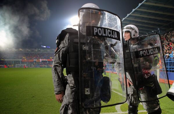 Полицейские во время матча отборочного турнира чемпионата Европы 2016 между сборными Черногории и России