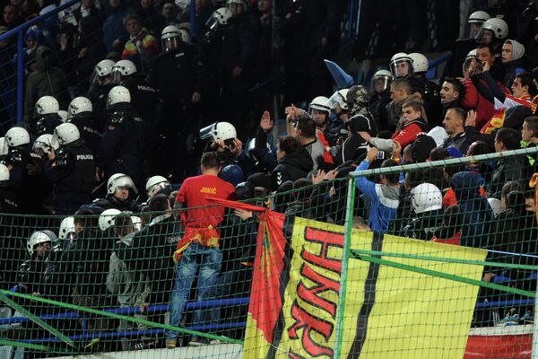 Полиция на трибунах болельщиков команды Черногории во время матча отборочного турнира чемпионата Европы 2016 между сборными Черногории и России