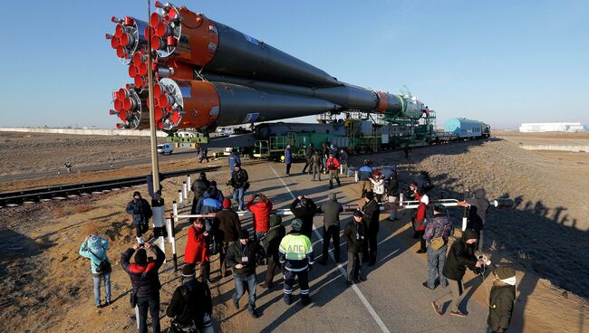 Ракета космического назначения (РКН) Союз-ФГ с транспортным пилотируемым кораблем Союз ТМА-16М во время транспортировки