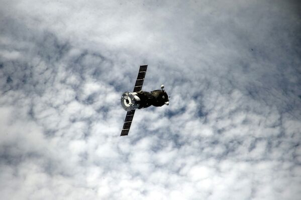 Космический корабль Союз ТМА-16М перед стыковкой с МКС