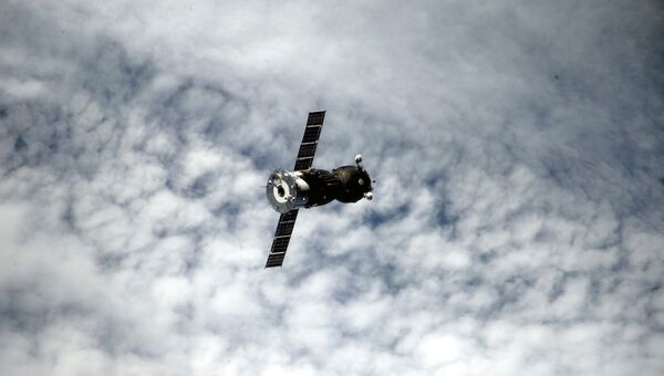 Космический корабль Союз ТМА-16М перед стыковкой с МКС. Архивное фото