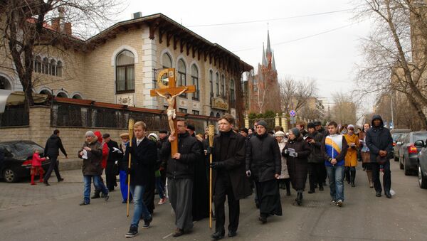 Католики молились на улицах Москвы о гонимых христианах Ближнего Востока