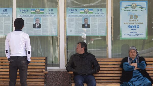 Плакаты с биографиями кандидатов в президенты Узбекистана