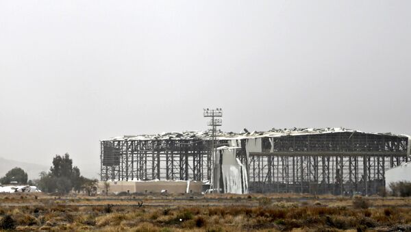 Разрушенное здание авиабазы около аэропорта Саны в Йемене