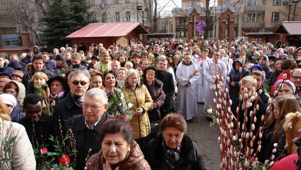 Несколько тысяч католиков отпраздновали Вербное воскресенье в московском соборе
