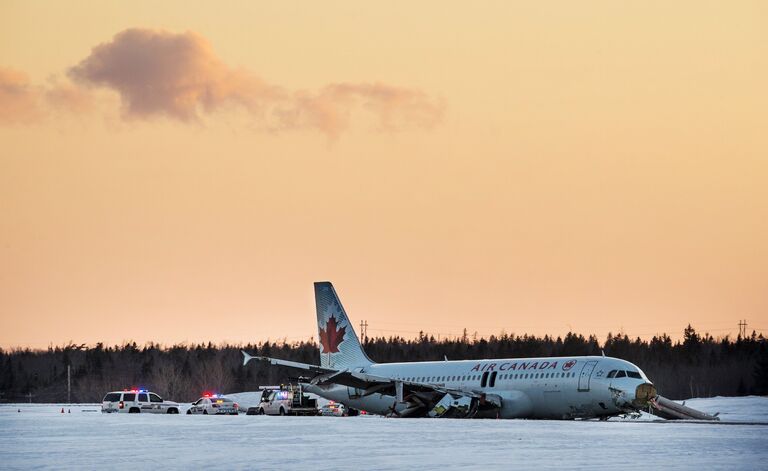 Самолет авиакомпании Air Canada выехал за пределы взлетно-посадочной полосы в международном аэропорту канадского города Галифакс