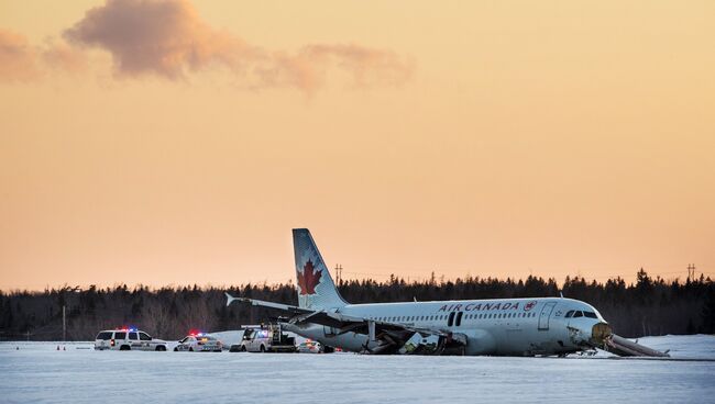 Самолет авиакомпании Air Canada выехал за пределы взлетно-посадочной полосы в международном аэропорту канадского города Галифакс