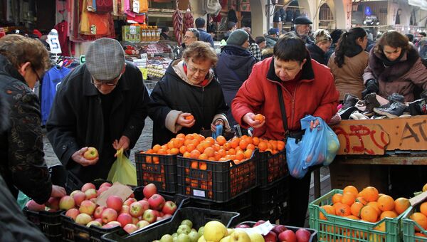 Продажа фруктов на рынке в Греции. Архивное фото
