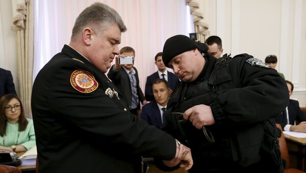 Полицейский надевает наручники на главу ГСЧС Украины Сергея Бочковского