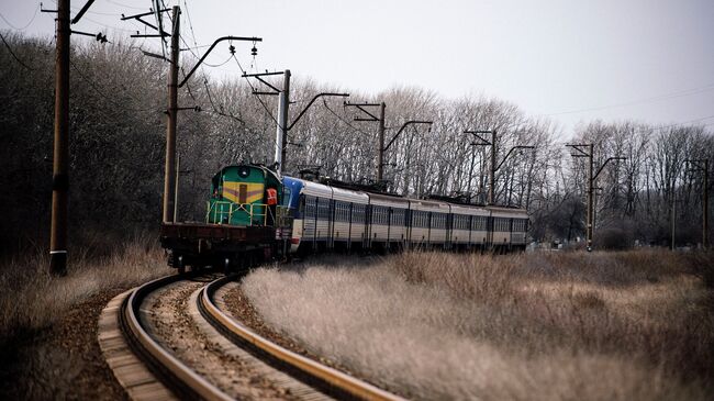 Поезд Ясиноватая-Луганск на участке железной дороги недалеко от Углегорска. Архивное фото
