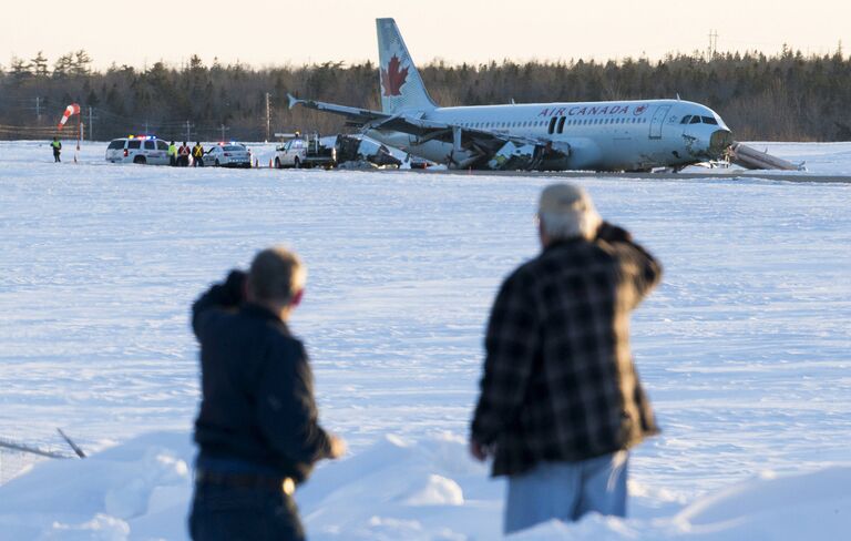 На месте ЧП с самолетом авиакомпании Air Canada в международном аэропорту канадского города Галифакс