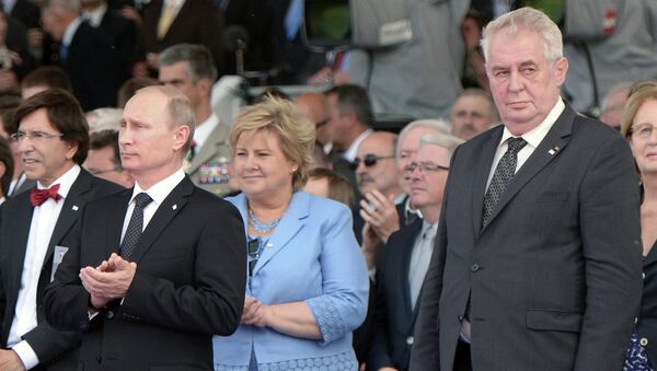 Президент Чехии Милош Земан (крайний справа) и Президент России Владимир Путин (второй справа) во время торжественной церемонии празднования 70-летия высадки союзников в Нормандии