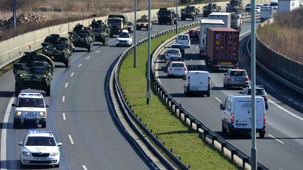 Конвой военной техники НАТО в районе Праги, Чехия