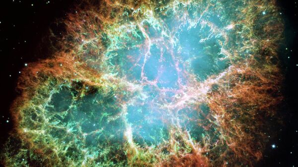 Крабовидная туманность. Быстро вращающаяся нейтронная звезда в центре туманности играет роль динамо, питающего магнитное поле. Синеватое свечение исходит от электронов, вращающихся с релятивистскими скоростями вокруг линий магнитного поля