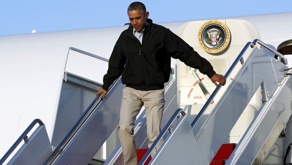 Президент США Барак Обама выходит из самолета в Вашингтоне