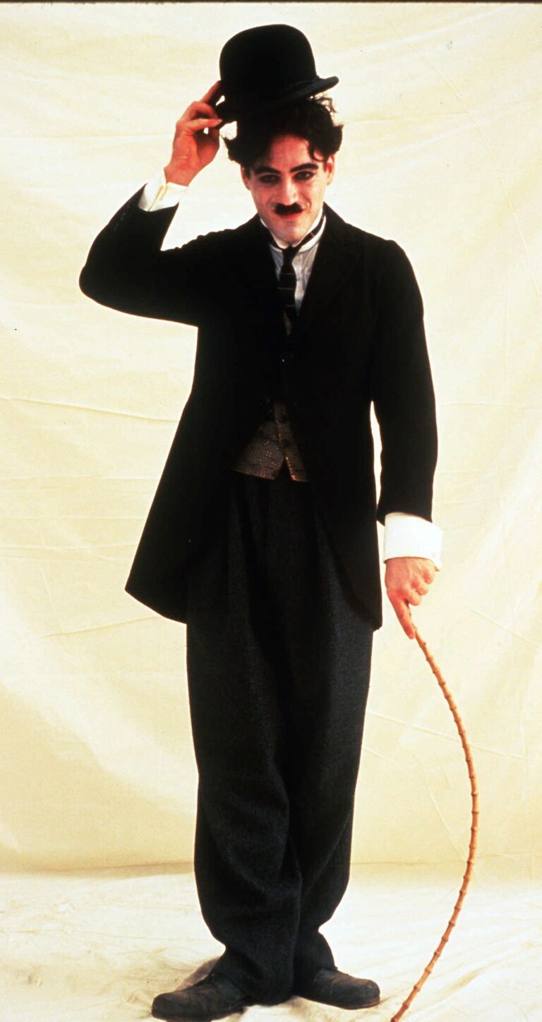 Актер Роберт Дауни младший в роли Чарли Чаплина. 1992