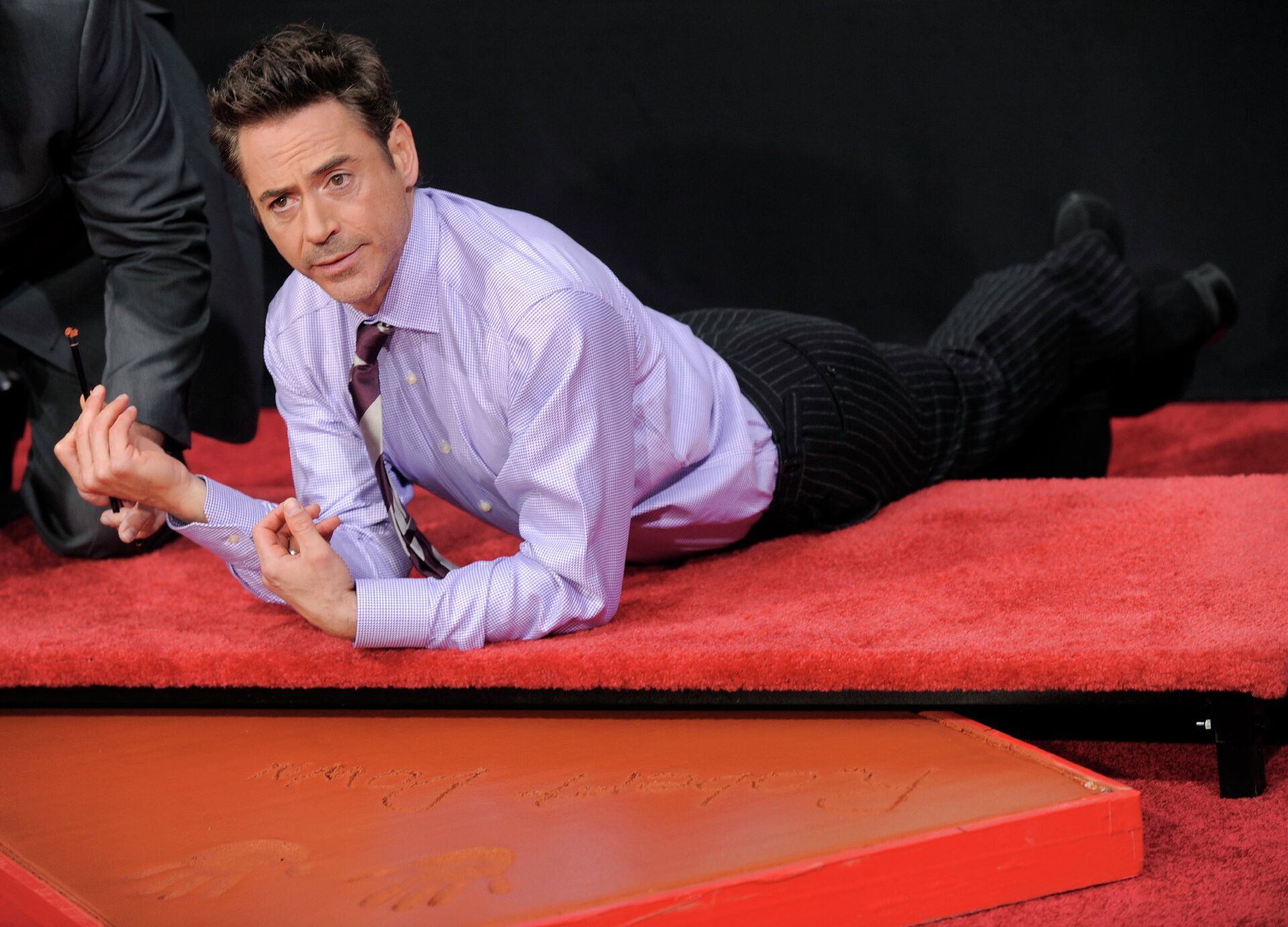 Американский актер Роберт Дауни младший на Аллее славы перед Китайским театром Граумана в Лос-Анджелесе, США Американский актер Роберт Дауни младший на Аллее славы перед Китайским театром Граумана в Лос-Анджелесе, США - РИА Новости, 1920, 14.09.2025