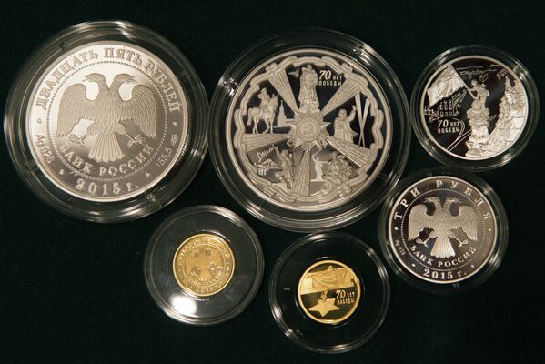 Лицевая и оборотная стороны памятных монет из новой серии, посвященной 70-летию Победы