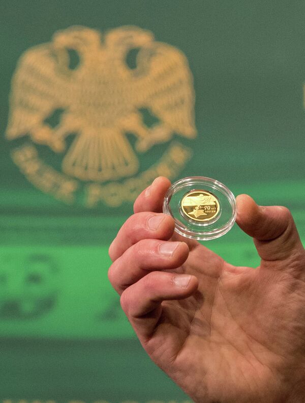 Оборотная сторона золотой памятной монеты номиналом 50 рублей из новой серии, посвященной 70-летию Победы