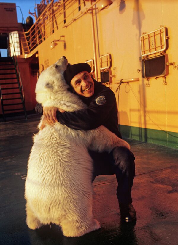 Член экипажа атомного ледокола Арктика и медвежонок