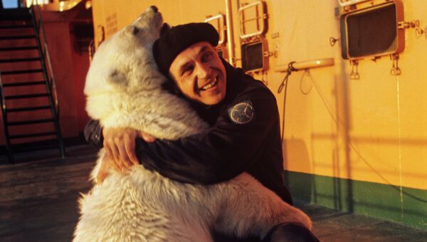 Член экипажа атомного ледокола Арктика и медвежонок