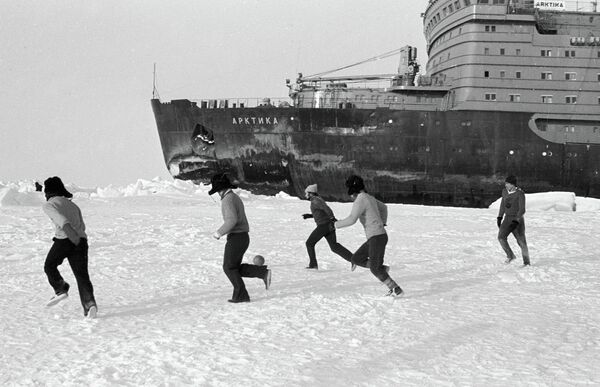 Матч по футболу между экипажами Пионера Якутии и Арктики
