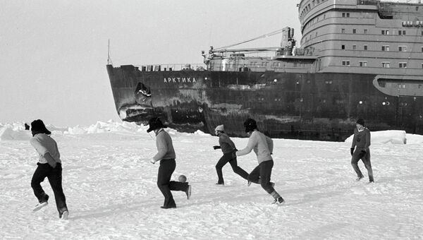 Матч по футболу между экипажами Пионера Якутии и Арктики
