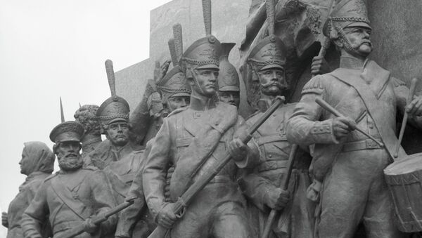 Скульптурная группа солдат и партизан у музея-панорамы «Бородинская битва»