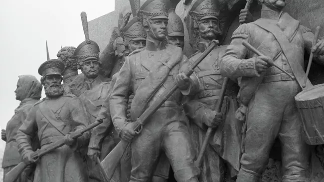 Скульптурная группа солдат и партизан у музея-панорамы «Бородинская битва»