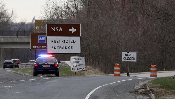 Перекрытая дорога, ведущая к территории Агентства национальной безопасности США в штате Мэриленд. 30 марта 2015