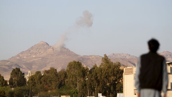 Дым после авиаударов по Сане, Йемен